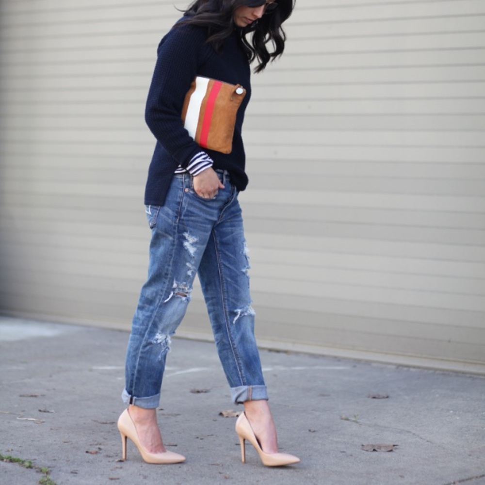 AE • Distressed Tomgirl Jeans